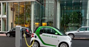 A ia vlen makina elektrike në Shqipëri? Avantazhet, disavantazhet dhe kostot në vitin 2026