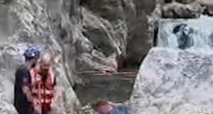 Tragjedi në Klos/ Alpinisti rrëshqet nga shkëmbi dhe bie në lumin Mat, vijojnë kërkimet për gjetjen e trupit