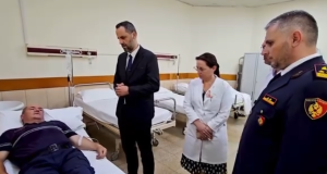 Lamallari viziton policët e plagosur: Sulmi me gurë është akt kriminal ndaj shtetit