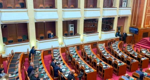 Kuvendi rinis seancën për marrëveshjen e huasë me SHBA, PD braktis sallën