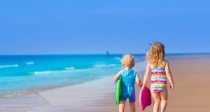 Çfarë duhet të bëni nëse fëmija humbet në plazh? 10 hapa që mund t’i shpëtojnë jetën