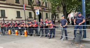 Parlamenti rrethohet me barriera metalike, policia shton masat e sigurisë para protestës