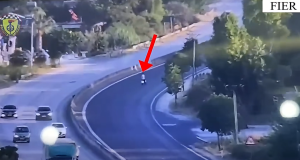 Kalojnë autostradën në mënyrë të rrezikshme. Policia gjobit këmbësorët