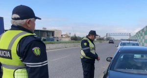 Çfarë kontrollon Policia Rrugore gjatë një ndalimi? Dokumentet, alkooltesti, gjobat dhe të drejtat e drejtuesit