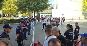 Protesta para Kuvendit, Policia rrethon Parlamentin me gardhe metalike