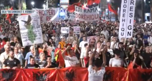 Mbyllet protesta te Kryeministria, qytetarët marshojnë në rrugët e Tiranës