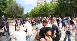 Protesta/ 3 efektivë dhe 4 protestues po marrin mjekim në Spital