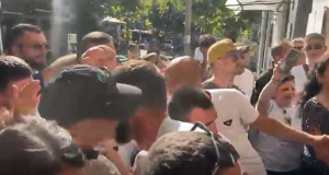 Lirohen 19 protestuesit e arrestuar pas protestës para Parlamentit, priten me brohorima