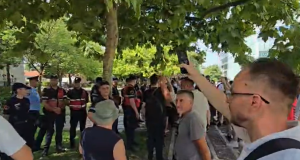 KUVENDI “BLINDOHET” PARA SEANCËS/ Protestuesit mblidhen para godinës parlamentare