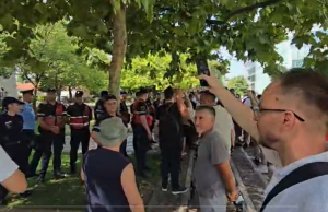 KUVENDI “BLINDOHET” PARA SEANCËS/ Protestuesit mblidhen para godinës parlamentare