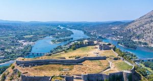 Shkodra, qyteti ku takohen historia, liqeni dhe Alpet shqiptare
