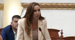Tabaku nga Kuvendi: Shumica ka frikë nga ndryshimi i sistemit, dilni mes protestuesve dhe dëgjoni qytetarët