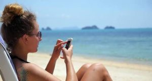 Si ta mbroni telefonin nga vjedhja gjatë pushimeve? 10 këshilla që mund t’ju shpëtojnë të dhënat dhe paratë
