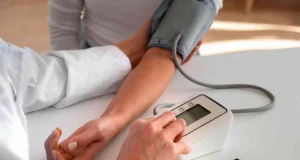 Si të ulni tensionin gjatë vapës? Këshilla që mund t’ju ndihmojnë në ditët me temperatura të larta