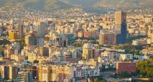 Sa kushton të jetosh në Tiranë në vitin 2026? Një përllogaritje reale e shpenzimeve mujore