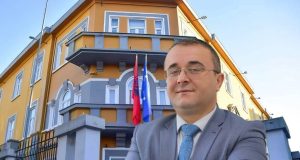 Pasi i shkaktoi miliona euro dëm shtetit, largohet sekretari i Ministrisë së Arsimit (EMRI)