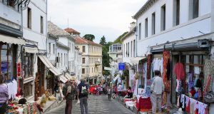 Si ndikojnë turistët në ekonominë shqiptare? Përfitimet dhe sfidat e një sektori në rritje