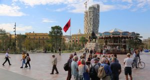 Si ndikon turizmi në ekonominë shqiptare? Të ardhurat dhe punësimi