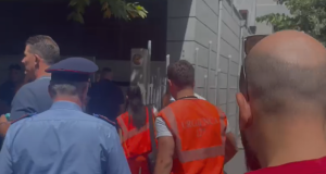 Niko Qarkaj shfaq probleme shëndetësore në ambientet e Gjykatës, ndërhyn ambulanca