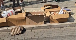 Protestuesit hedhin vezë ndaj deputetëve para Kuvendit