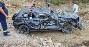 Aksident tragjik në Mirditë, makina përfundon në greminë – humb jetën 20-vjeçari, dy të tjerë në gjendje të rëndë (FOTO+EMRI)
