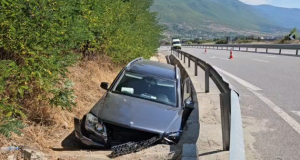 Aksident në Rrugën e Kombit, “Mercedes”-i del nga rruga, plagoset drejtuesi