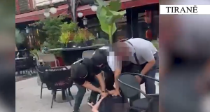 Shisnin ko*ainë, ja momenti i neutralizimit të dy të rinjve në Tiranë (VIDEO)