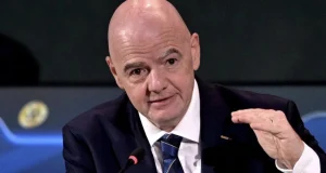 Lëkunden pozitat e Infantinos? Presidenti i CONCACAF shqyrton kandidimin për kreun e FIFA-s