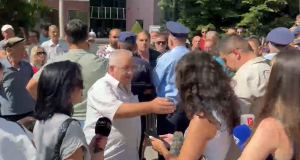 Protesta në Maliq kundër shkrirjes së bashkisë, tensione me gazetarët! Organizatori përplaset me mediat