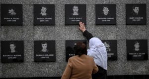 Të akuzuarit për Masakrën e Reçakut, në Serbi promovojnë mohimin e krimit