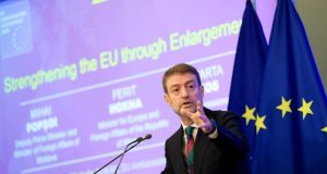 Himni shqiptar “harrohet” në Pustec/ Ferit Hoxha ‘lan duart’: Më vjen keq, por aktivitetin e organizoi një shoqatë