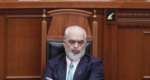 Në krizë imazhi dhe legjitimiteti, Edi Rama shton punonjësit e propagandës