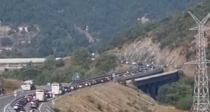 Trafik kilometrik në autostradën Rrëshen-Milot, dhjetëra makina mbeten të bllokuara