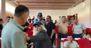 Tensione në mbledhjen e Këshillit Bashkiak në Maliq/ I moshuari me shkop në dorë i hakërrehet kryetarit të seancës