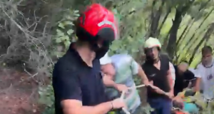 Fier/ Bie nga 50 metra në humnerë, shpëtohet 50-vjeçari në fshatin Kapaj (EMRI)