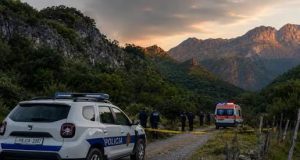Atentati në Dukagjin, zbardhen detajet: mbi 50 gëzhoja drejt makinës së babë e bir, hetohen dy pista