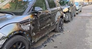 Zjarr pranë një shkolle në Durrës, digjen kazanë mbeturinash dhe tre automjete