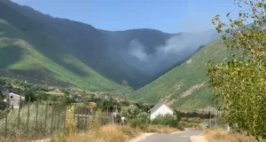 Riaktivizohet zjarri në malin e Qafë Helmes, flakët i afrohen fshatit Koçaj në Bulqizë