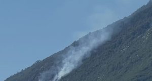 Zjarri në Qafë-Mollë vijon prej 10 ditësh, digjen rreth 8 hektarë pyje në Zall-Bastar