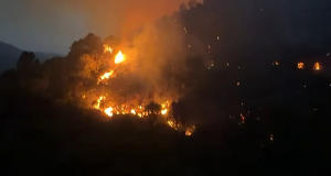7 vatra zjarri ende aktive në Shqipëri, situata më e rënduar në Dibër dhe Dajt