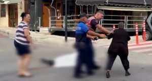 Atentat në qendër të Sarandës/ Vritet 42-vjeçari Artan Myrtaj, nëna e moshuar shpërthen në lot mbi trupin e të birit