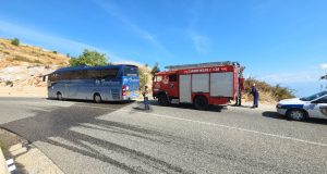 Panik në Qafë Thanë/ Autobusi me turistë merr flakë, pasagjerët evakuohen me urgjencë