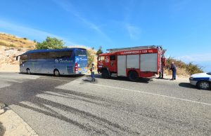 Panik në Qafë Thanë/ Autobusi me turistë merr flakë, pasagjerët evakuohen me urgjencë