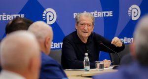 BERISHA KONFIRMON DENONCIMIN E TEMPULL/ Hyseni dhe Agasi takoheshin në lokalin e Jurgen Kolës, “ushtarit” të saj në SHISH