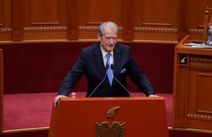 KENI KALUAR NGA ZYRA E ERGYSIT? Berisha përplaset me Ismailin: Të ka shërbyer ajo zyrë për t’u ngjitur si deputete?