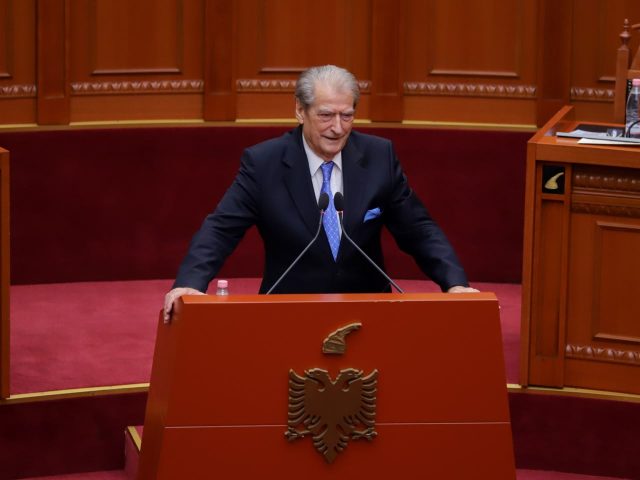 KENI KALUAR NGA ZYRA E ERGYSIT? Berisha përplaset me Ismailin: Të ka shërbyer ajo zyrë për t’u ngjitur si deputete?