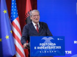 “Dyqanet plot, xhepat bosh”/ Berisha në Elbasan: Pensionistët s’blejnë dot ilaçet