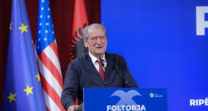 Dyqanet plot, xhepat bosh, Berisha në Elbasan: Pensionistët s’blejnë dot ilaçet