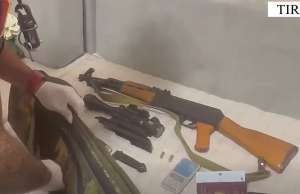 Arsenal armësh dhe municion në banesë, dy të arrestuar në Tiranë e Krujë (EMRAT)