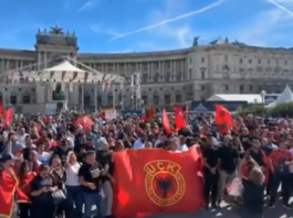 “Liri për çlirimtarët”/ Shqiptarët protestojnë në Vjenë pas dënimit të ish-krerëve të UÇK-së